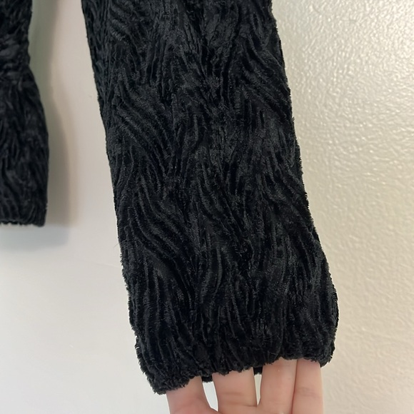 Ali & Jay Black LS Textured Velvet Peplum Top - Picture 7 of 10